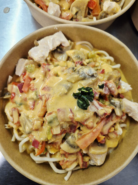 Nouilles au poulet curry rouge (épicé)