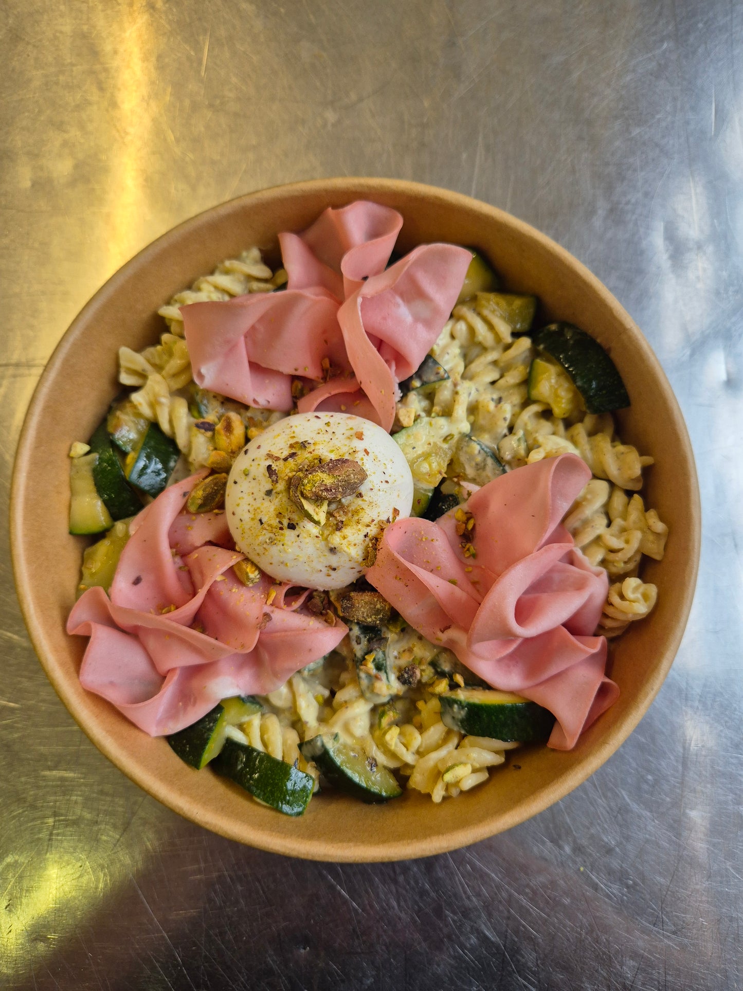 Pâtes au pesto de pistache, mortadelle et burratina