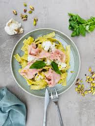 Mardi 23/09 : pâtes au pesto de pistache, mortadelle et burratina
