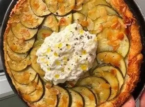 Tarte tatin de courgettes avec burratina (1 portion = 1/2 tarte)